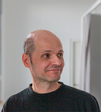 headshot of Johannes (Portrait photo)
